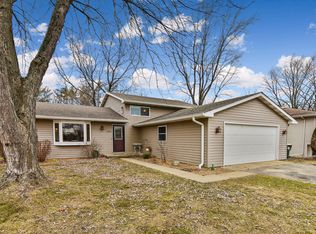 2406 Rose Tree Ln, Lindenhurst, IL 60046