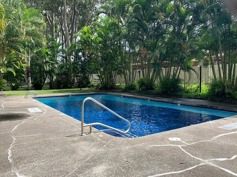 Large, clean, maintained pool & bbq space