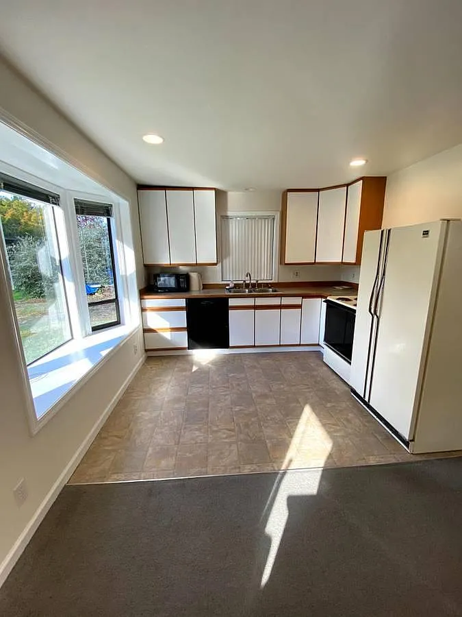 3 bed, 1300 sqft, $2,795 — Photo 4
