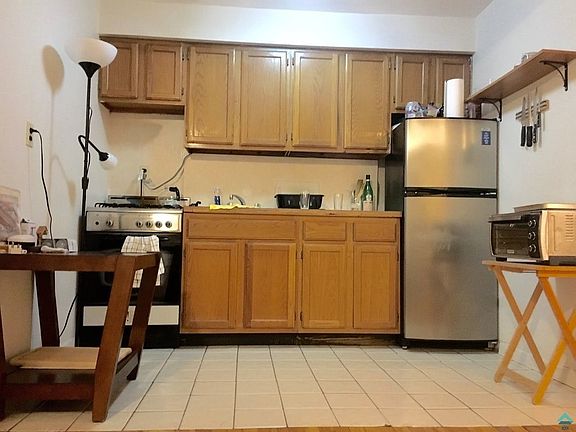 3rd image of 387 Graham Ave #2RKA