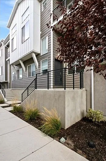 3 bed, 2.5 bath, 1919 sqft, $2,195 — Photo 2