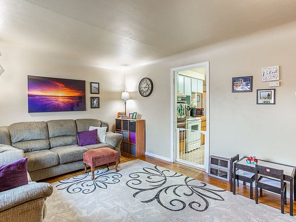 3rd image of 2528 E Hoffman Ave