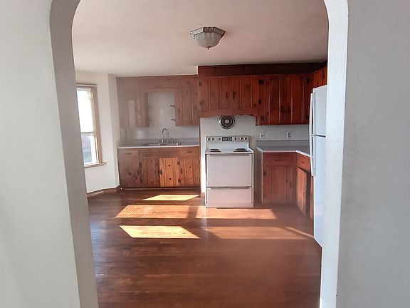 2nd image of 1 W Hanover St #1