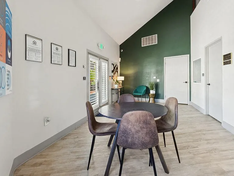 Park Crest Apartments — Photo 12