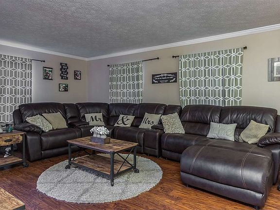 4th image of 1700 Seven Oaks Dr