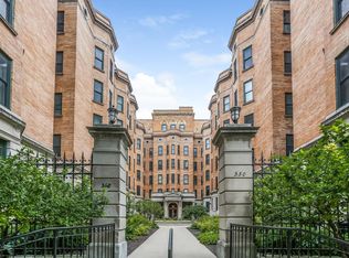 559 W Surf St #C-003, Chicago, IL 60657