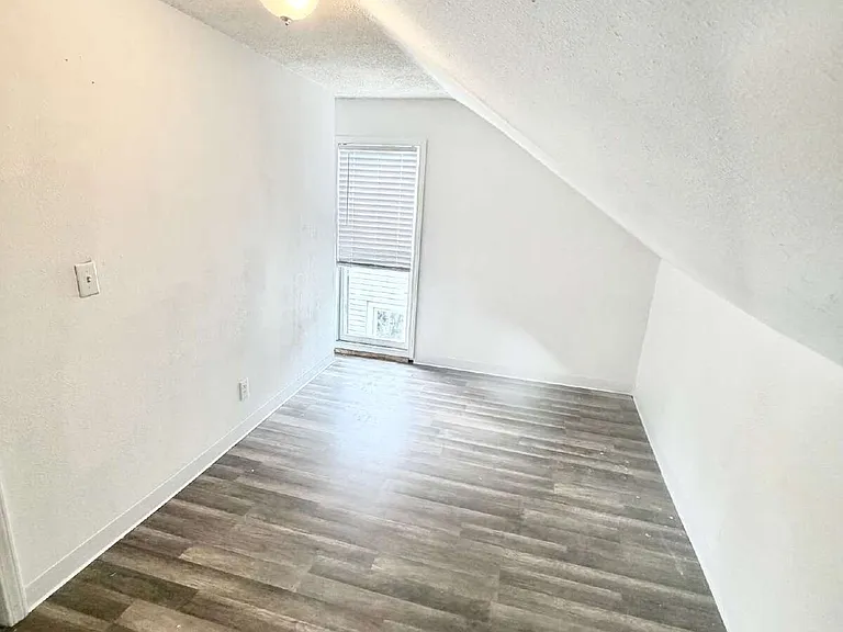 627 N Webster St — Photo 15