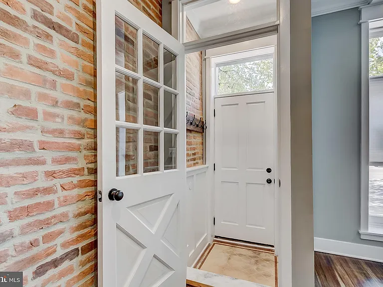 715 S Conkling St — Photo 2
