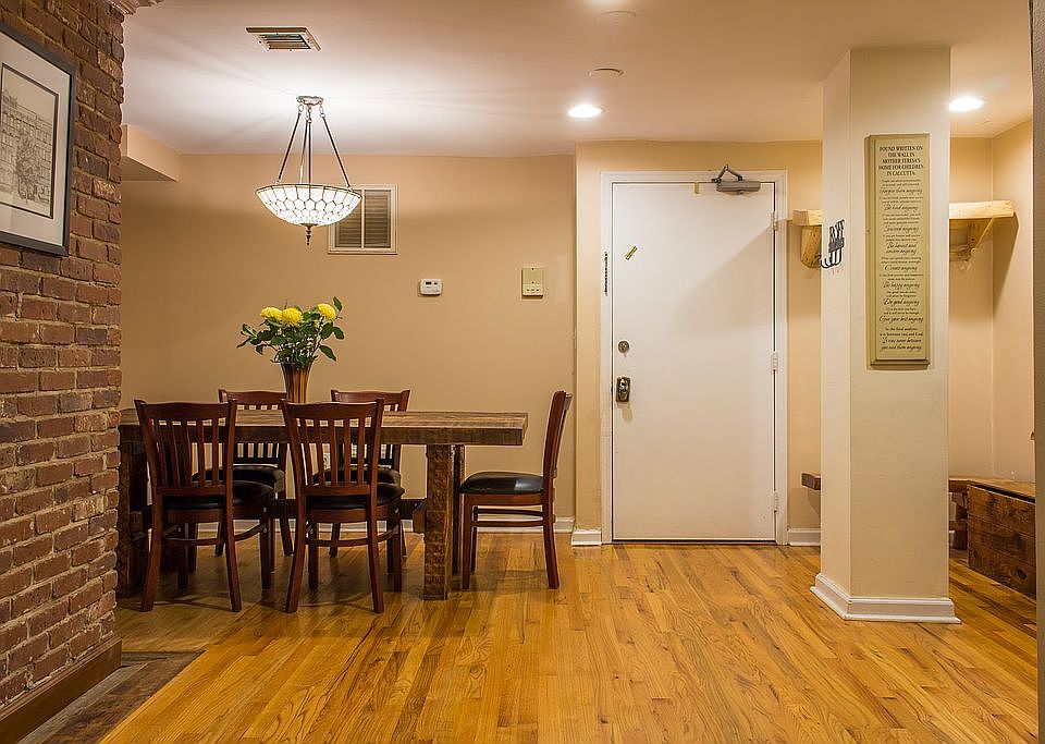 Main entrance w/ dining area
