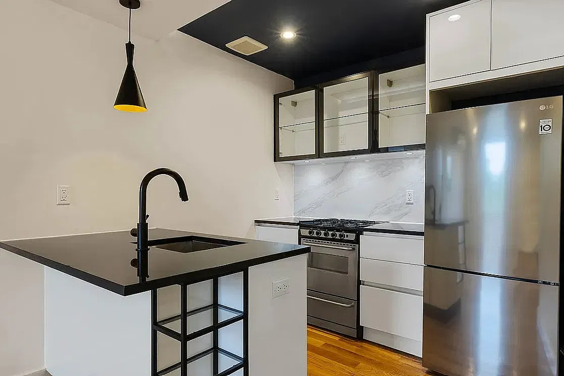 10 Lexington Ave — Photo 3