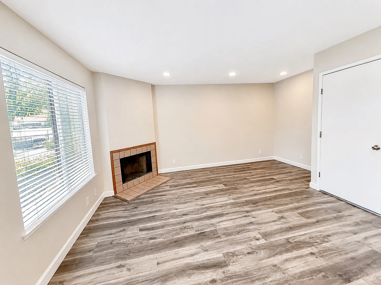 2 bed, 849 sqft, $3,250 — Photo 4