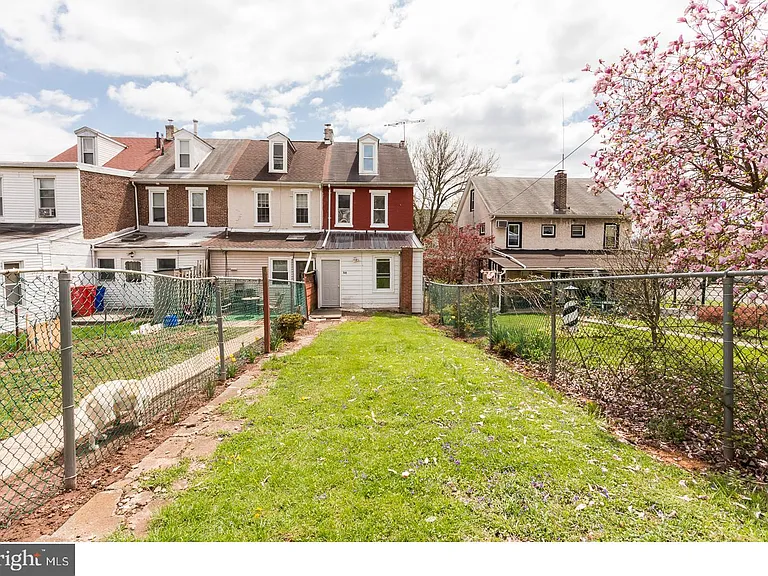 849 Queen St — Photo 16