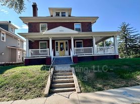 4821 Underwood Ave