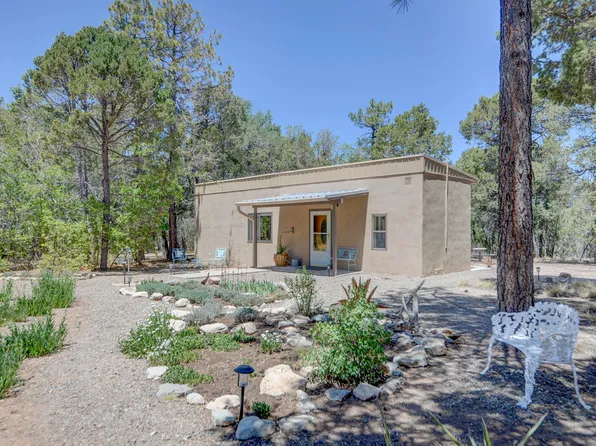 17 Robinhood Rd, Tijeras, NM 87059
