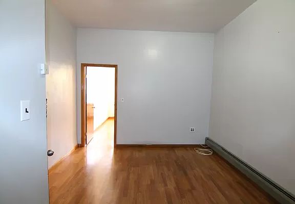 5th image of 252 Irving Ave APT 2R