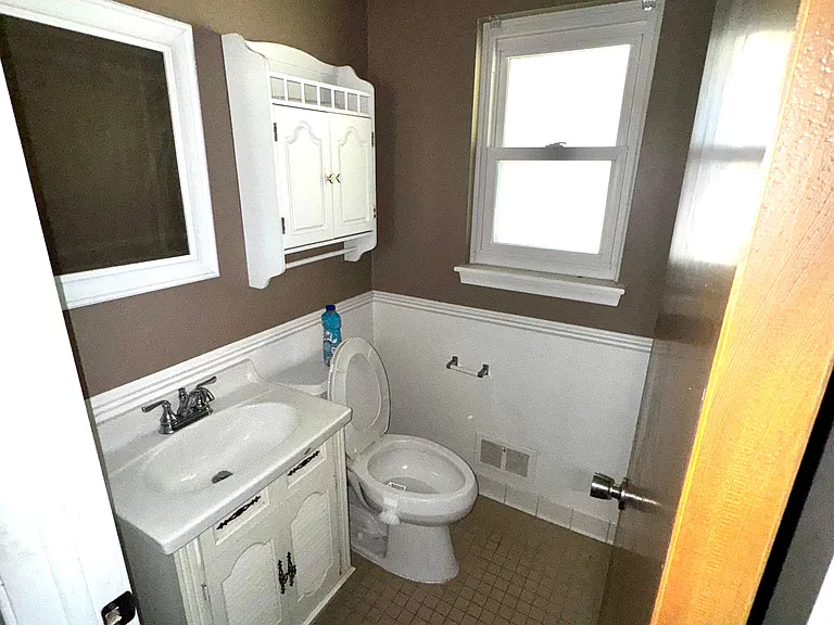 10922 Chicago Rd — Photo 11