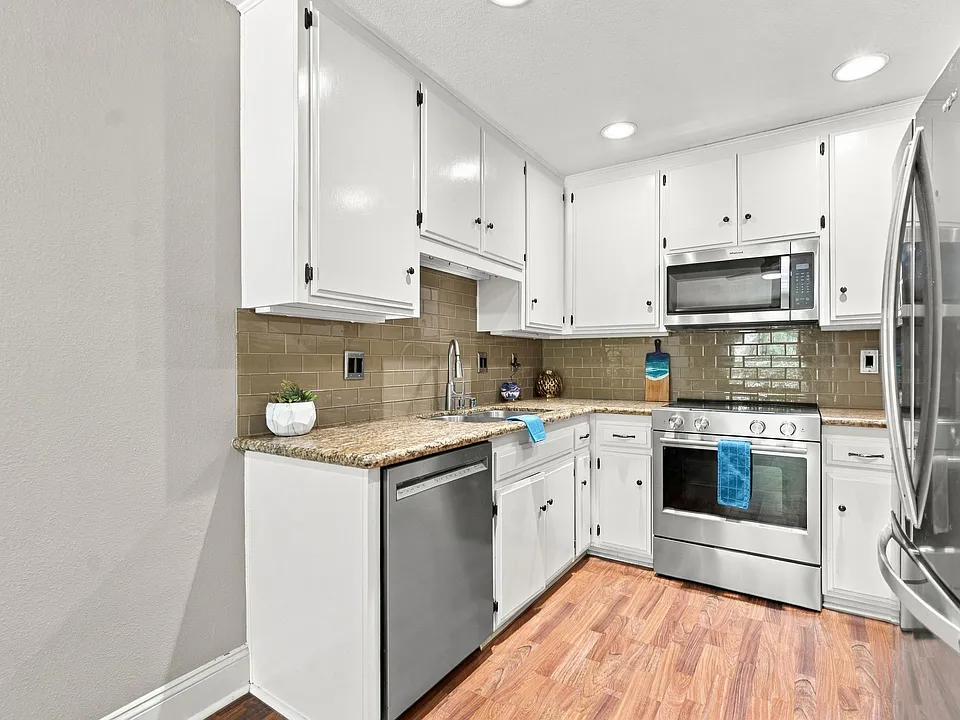 140 Walnut Ave #2F