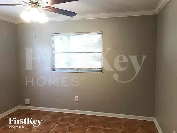 1376 Burtwood Dr — Photo 9