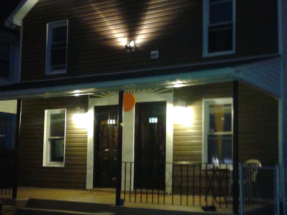 2nd image of 109 W Roberts Ave