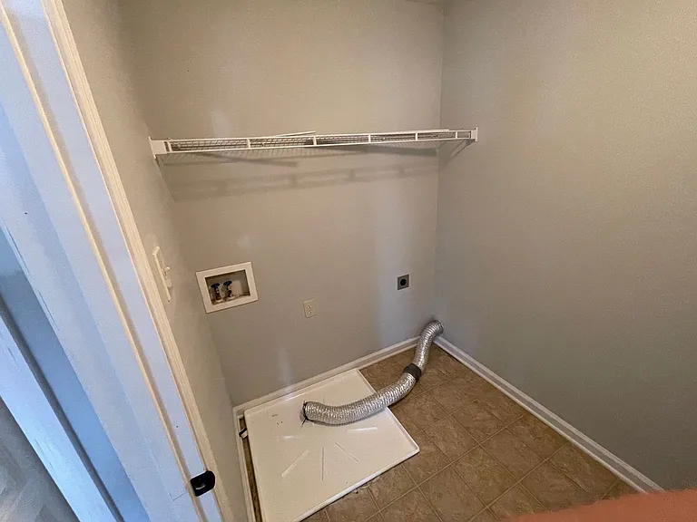 724 Llewellyn Ln — Photo 18