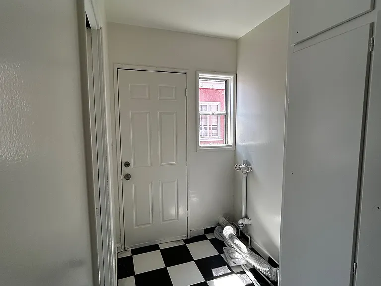 WASHER/DRYER HOOK UPS