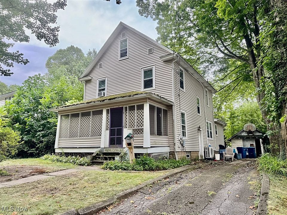 1st image of 218 E Oak St