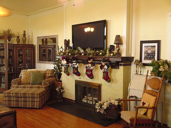 Gas-light fireplace in living