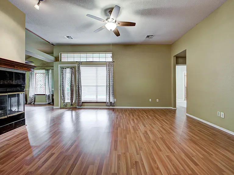 2912 Edinburg Dr — Photo 6