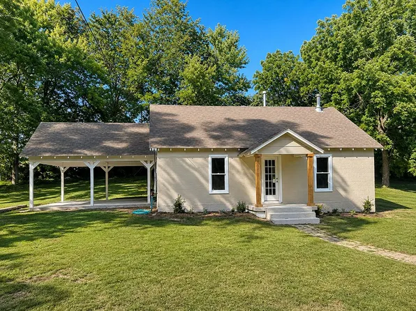304 W 8th St, Pineville, MO 64856