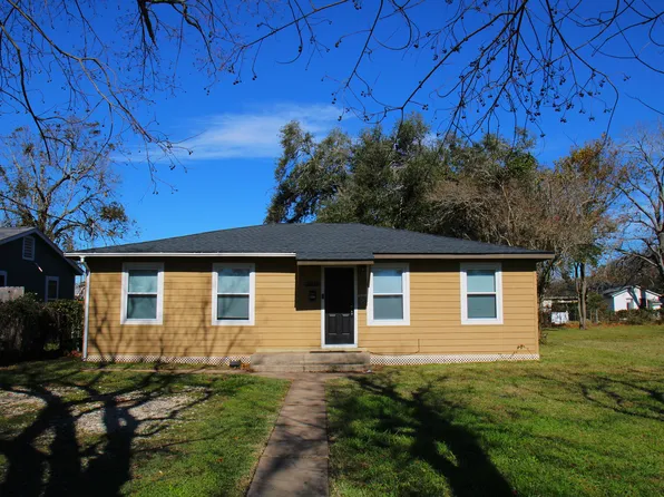 520 McKee St, Clute, TX 77531