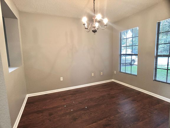 3rd image of 812 Marian Ct