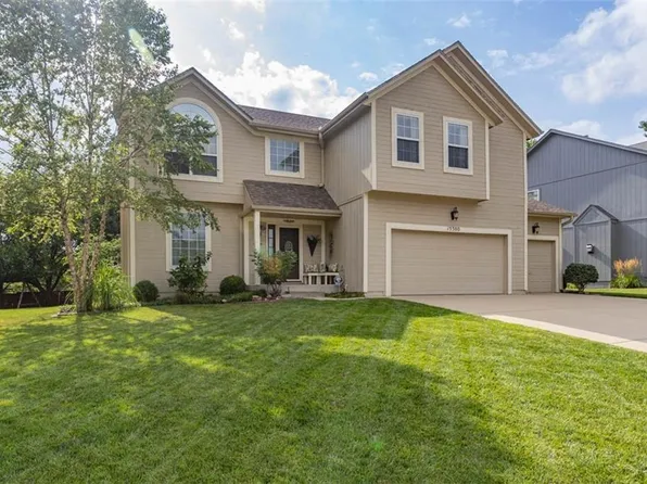 15300 S Blackfoot Dr, Olathe, KS 66062
