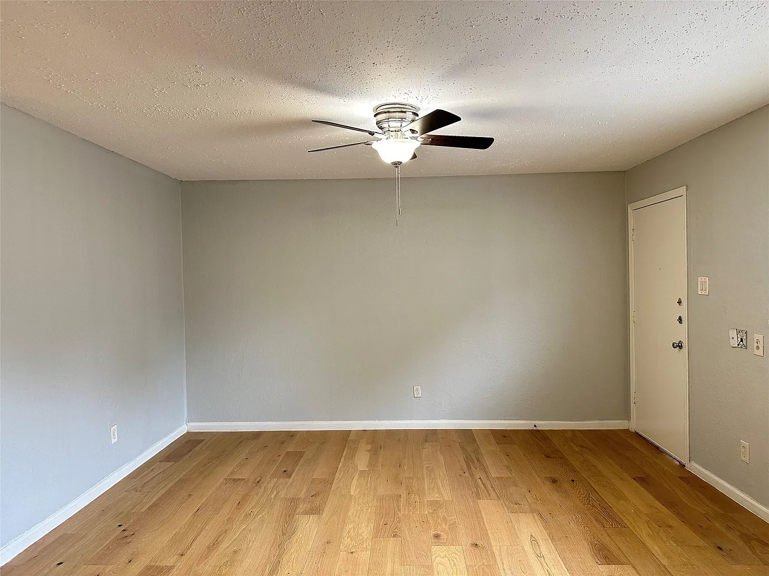2 bed, 1.0 bath, 660 sqft, $850 — Photo 2