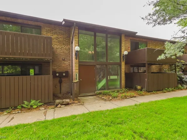 6850 Carriage Hill Dr #D44, Brecksville, OH 44141