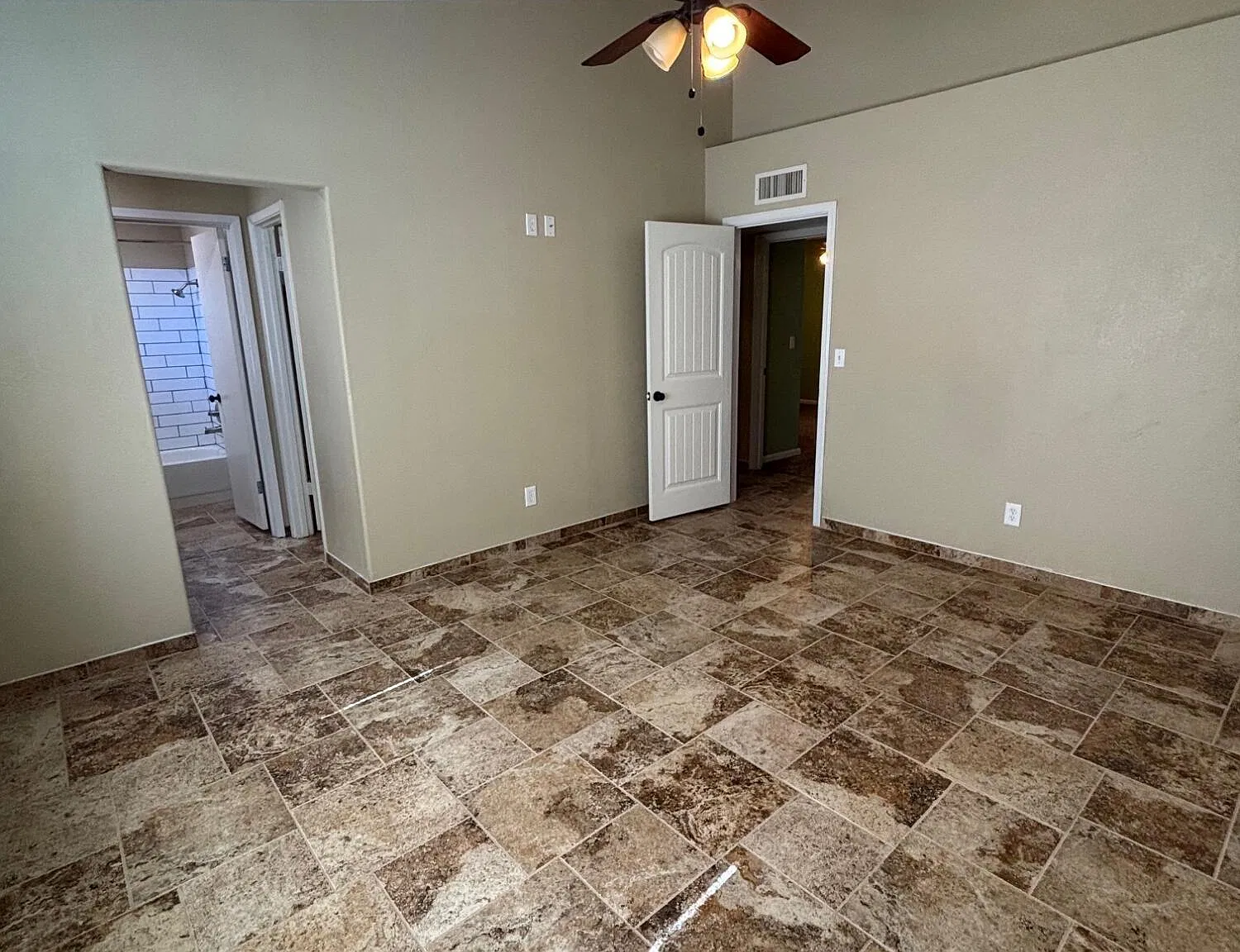 3 bed, 2.0 bath, 1424 sqft, $2,100 — Photo 4