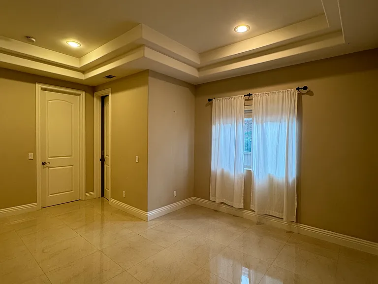 1190 Laguna Dr — Photo 1