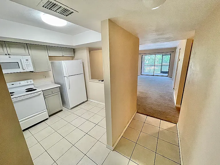 2 bed, 1040 sqft, $1,900 — Photo 4