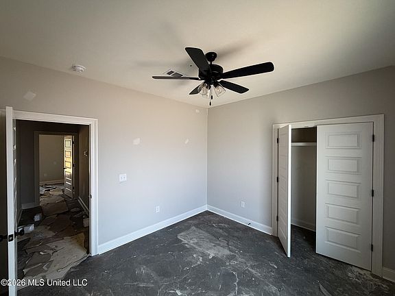 5th image of 999 Riverside Ln