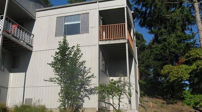 1st image of 900 Quince St NE
