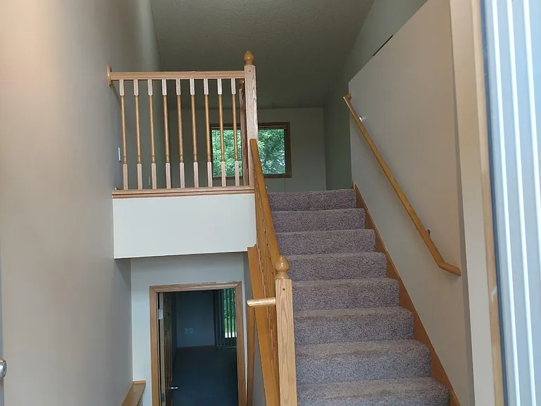 821 Creekside Cir — Photo 3