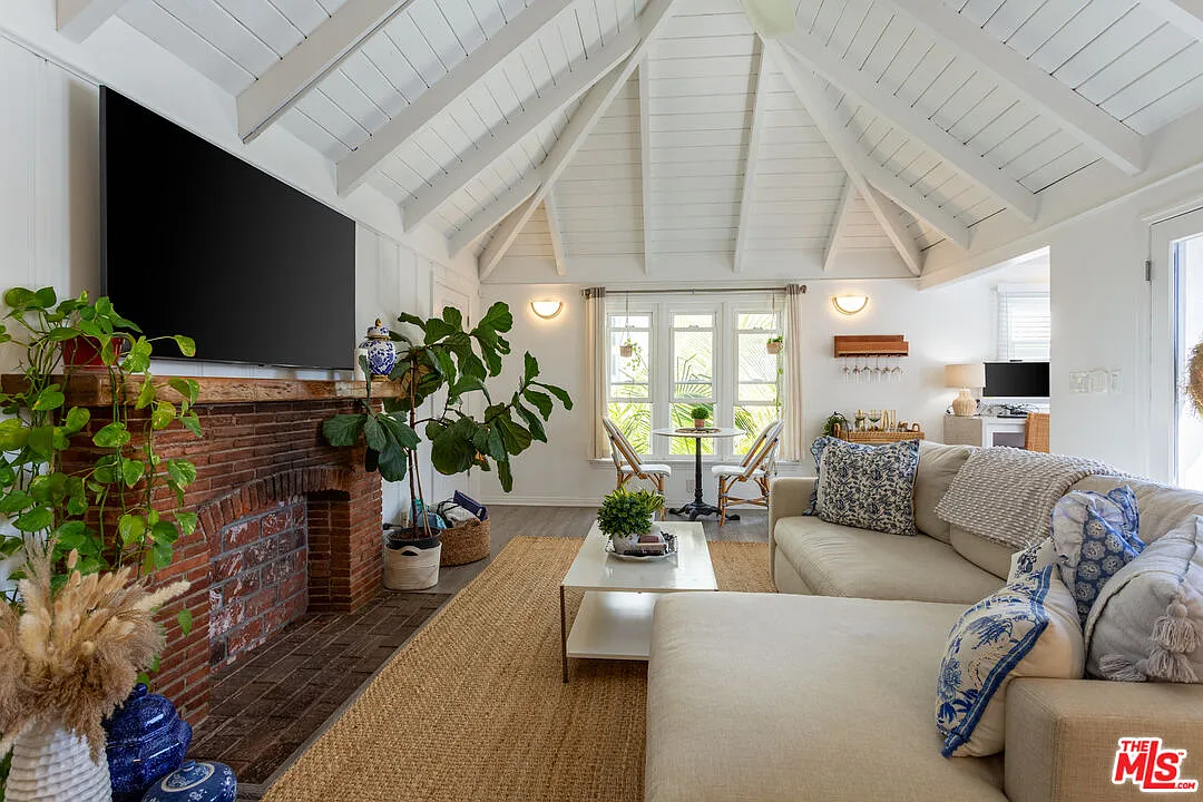 1 bed, 1.0 bath, 1000 sqft, $5,000 — Photo 1