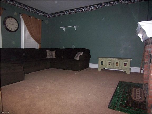 13X13 Living Room w/ Fireplace