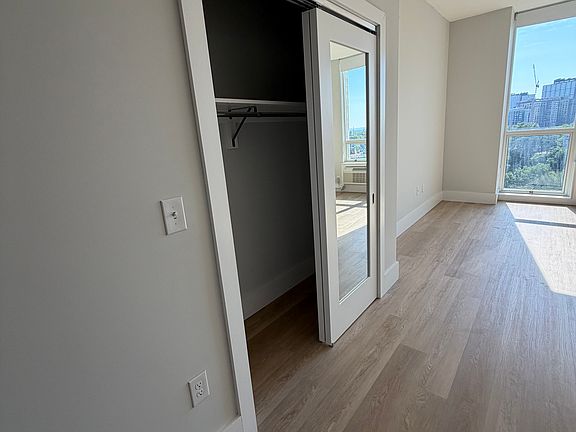 5th image of 260 Coles St #1712