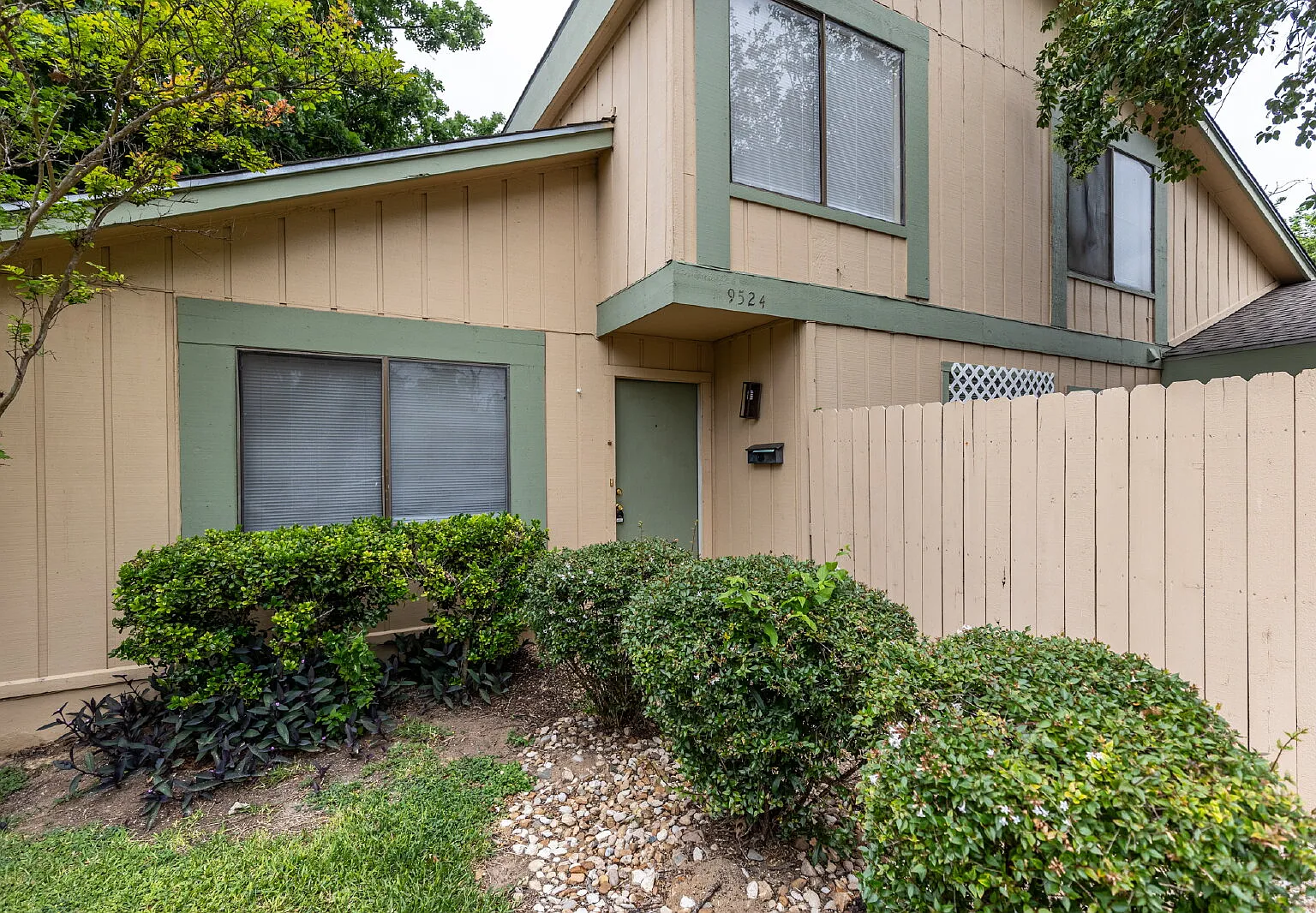 2 bed, 1.5 bath, 1298 sqft, $1,600 — Photo 3