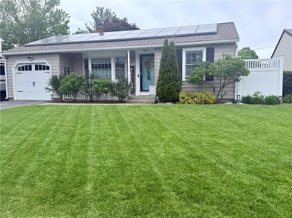 131 Glen Meadows Dr, Pawtucket, RI 02861