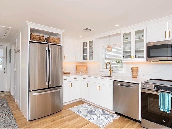 4th image of 49 Freeman Avenue