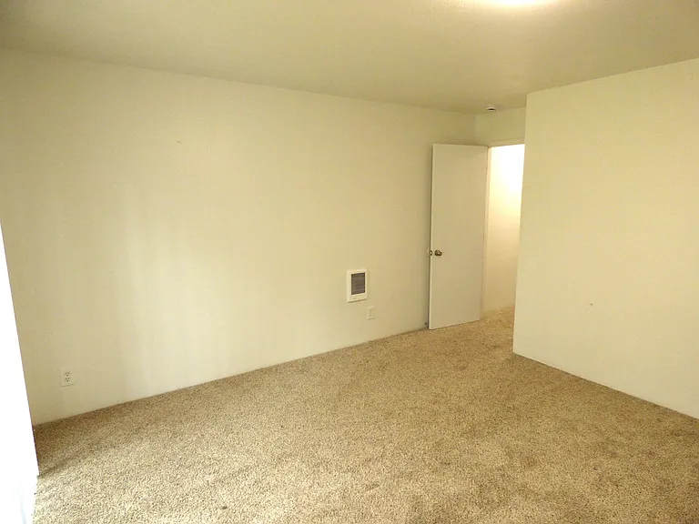 4116 Lancaster Dr NE — Photo 17