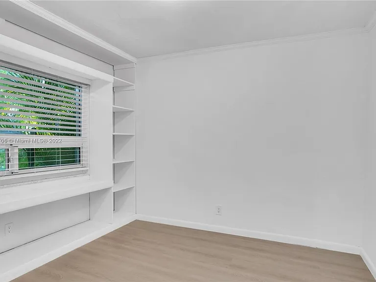 617 NE 2nd Pl — Photo 5