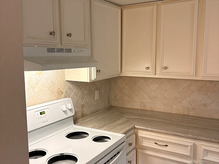 827 Hardy Springs Cir #B — Photo 3