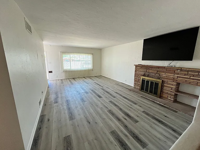 2220 E Grant Rd — Photo 15